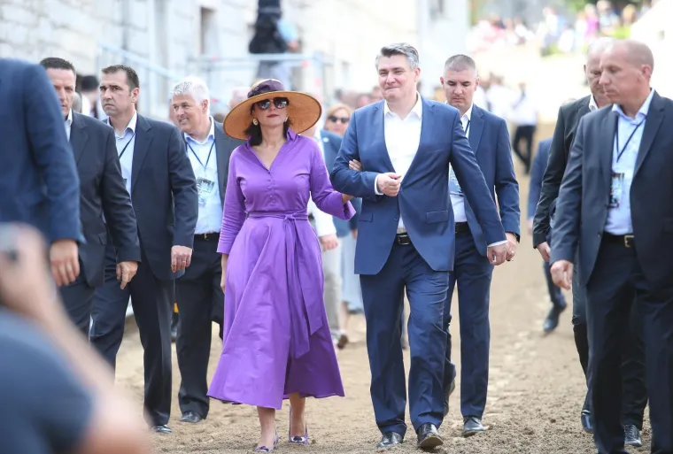Veliki &scaron;e&scaron;iri, upečatljive haljine i elegancija: Ovo su najbolja ljetna izdanja Sanje Milanović