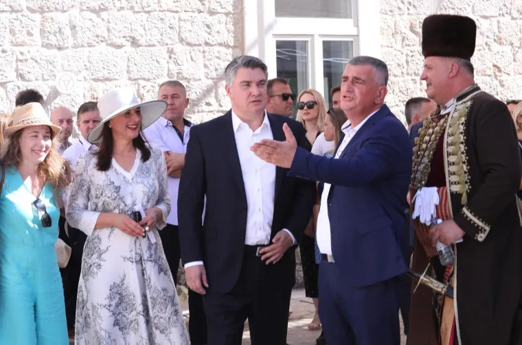 Veliki &scaron;e&scaron;iri, upečatljive haljine i elegancija: Ovo su najbolja ljetna izdanja Sanje Milanović