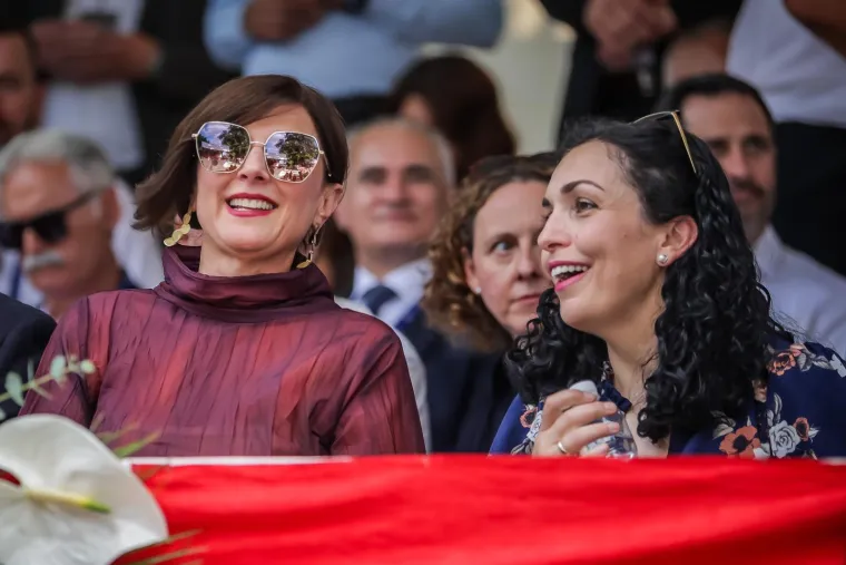 Veliki &scaron;e&scaron;iri, upečatljive haljine i elegancija: Ovo su najbolja ljetna izdanja Sanje Milanović