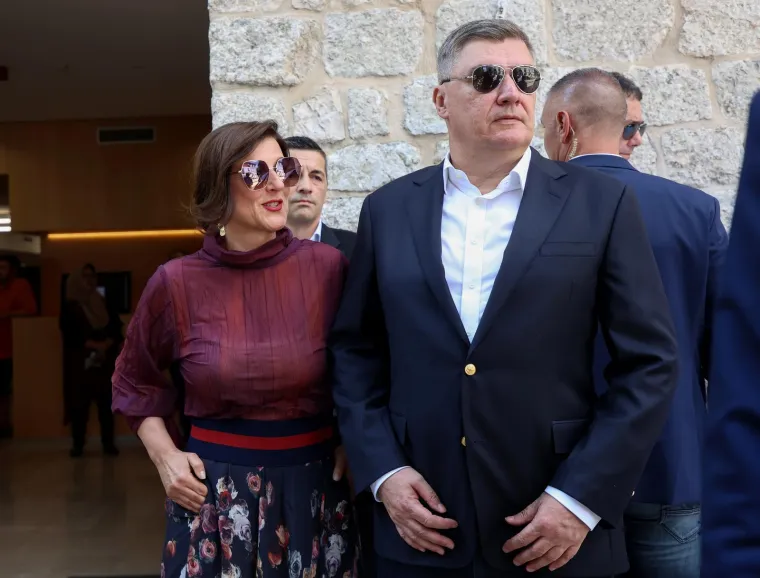 Veliki &scaron;e&scaron;iri, upečatljive haljine i elegancija: Ovo su najbolja ljetna izdanja Sanje Milanović