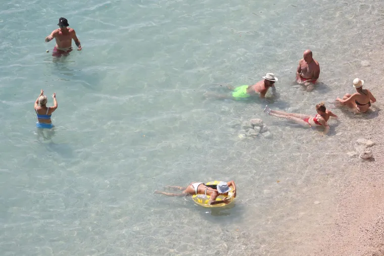 Atraktivne kupačice dominiraju na plažama od Osijeka do Splita