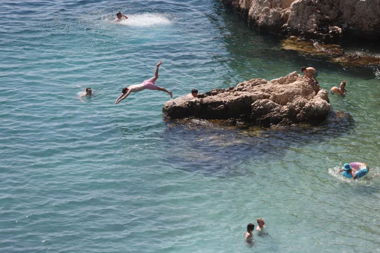 Atraktivne kupačice dominiraju na plažama od Osijeka do Splita