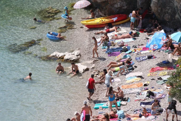 Atraktivne kupačice dominiraju na plažama od Osijeka do Splita
