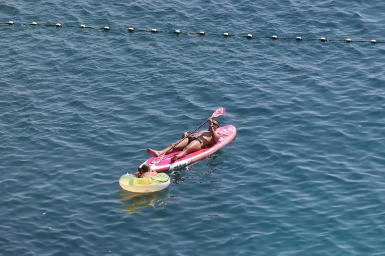 Atraktivne kupačice dominiraju na plažama od Osijeka do Splita