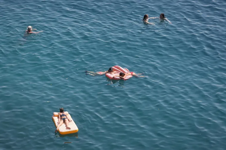Atraktivne kupačice dominiraju na plažama od Osijeka do Splita