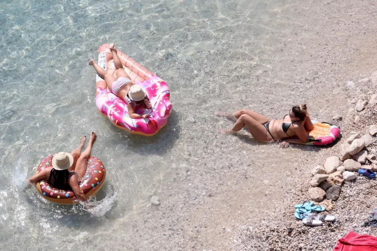 Atraktivne kupačice dominiraju na plažama od Osijeka do Splita