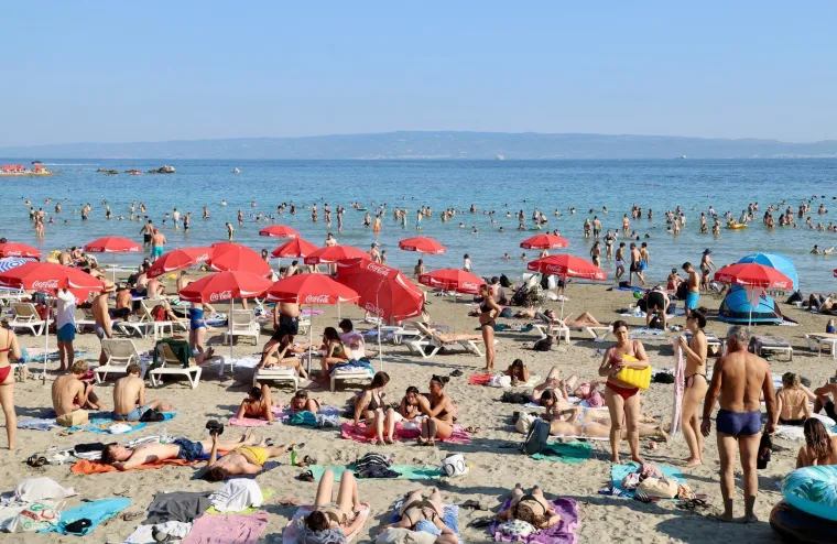 Atraktivne kupačice dominiraju na plažama od Osijeka do Splita