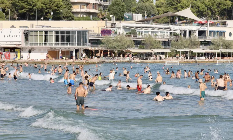 Atraktivne kupačice dominiraju na plažama od Osijeka do Splita