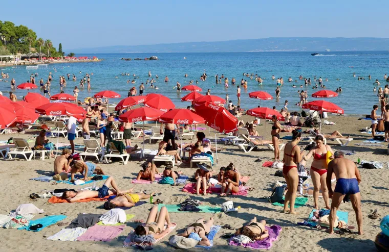 Atraktivne kupačice dominiraju na plažama od Osijeka do Splita