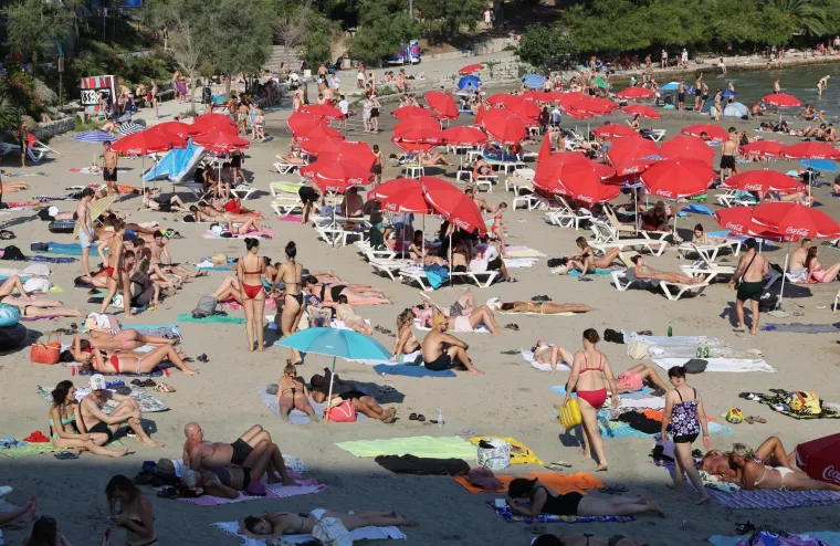 Atraktivne kupačice dominiraju na plažama od Osijeka do Splita