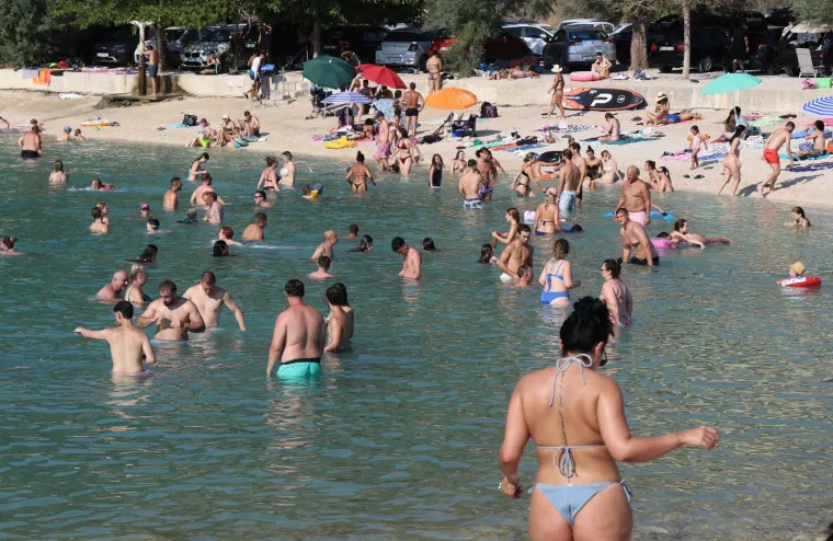 Atraktivne kupačice dominiraju na plažama od Osijeka do Splita