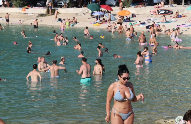 Atraktivne kupačice dominiraju na plažama od Osijeka do Splita