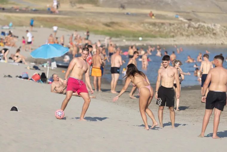 Atraktivne kupačice dominiraju na plažama od Osijeka do Splita