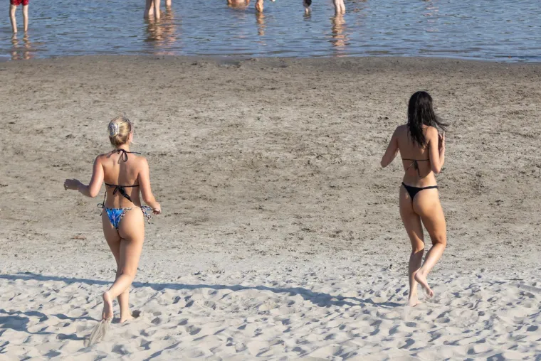 Atraktivne kupačice dominiraju na plažama od Osijeka do Splita