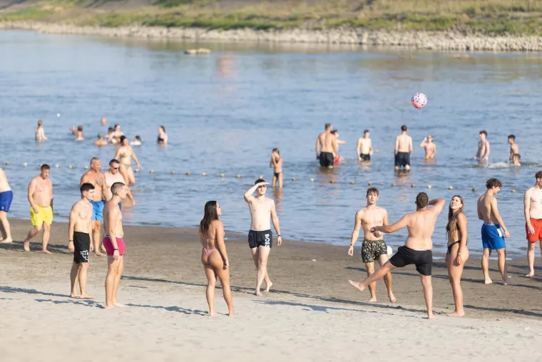 Atraktivne kupačice dominiraju na plažama od Osijeka do Splita