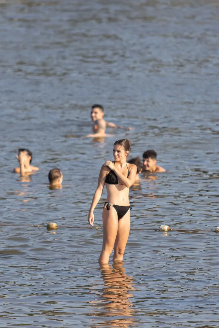 Atraktivne kupačice dominiraju na plažama od Osijeka do Splita