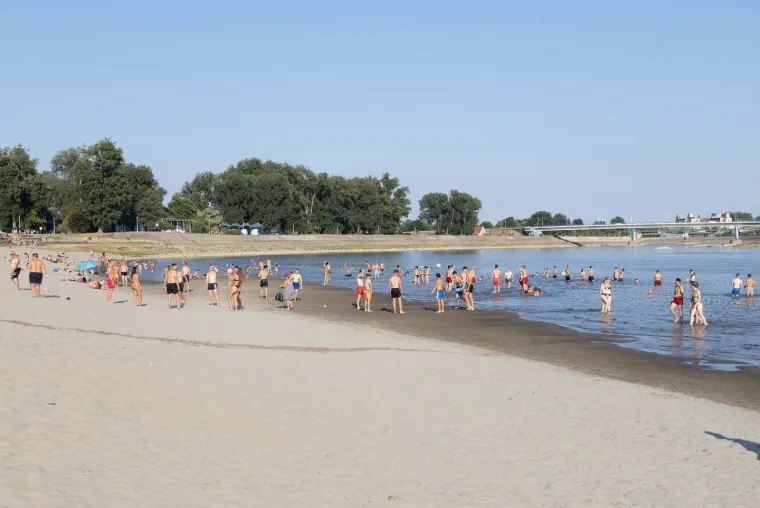 Atraktivne kupačice dominiraju na plažama od Osijeka do Splita