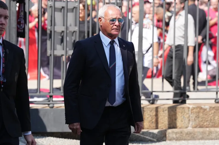 Tisuće navijača i brojne legende pozdravile se od istinske nogometne ikone