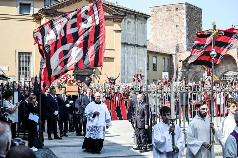 Tisuće navijača i brojne legende pozdravile se od istinske nogometne ikone