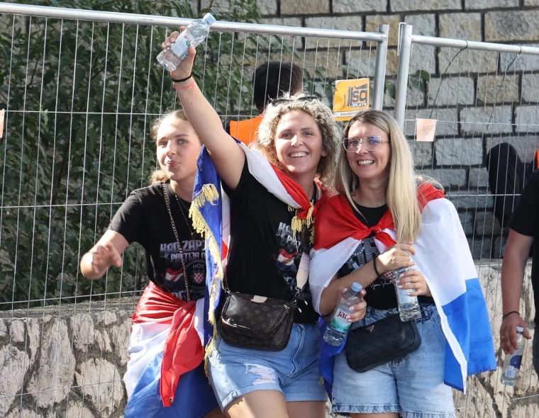 Pogledajte atmosferu u &Scaron;ibeniku uoči Thompsonova koncerta: Stvaraju se gužve