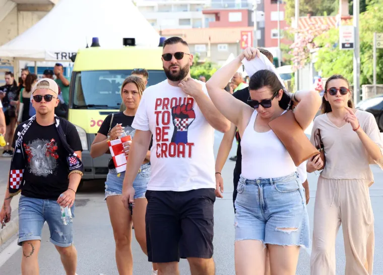 Pogledajte atmosferu u &Scaron;ibeniku uoči Thompsonova koncerta: Stvaraju se gužve