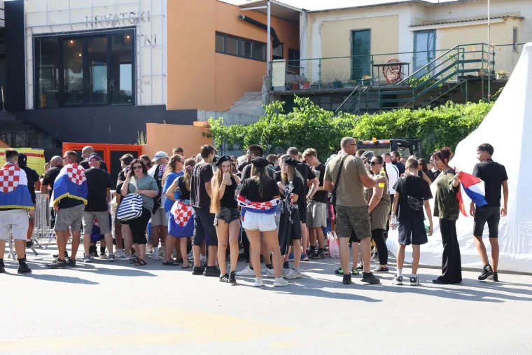 Pogledajte atmosferu u &Scaron;ibeniku uoči Thompsonova koncerta: Stvaraju se gužve