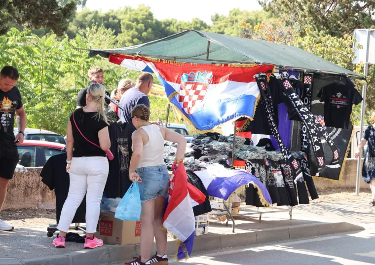 Pogledajte atmosferu u &Scaron;ibeniku uoči Thompsonova koncerta: Stvaraju se gužve