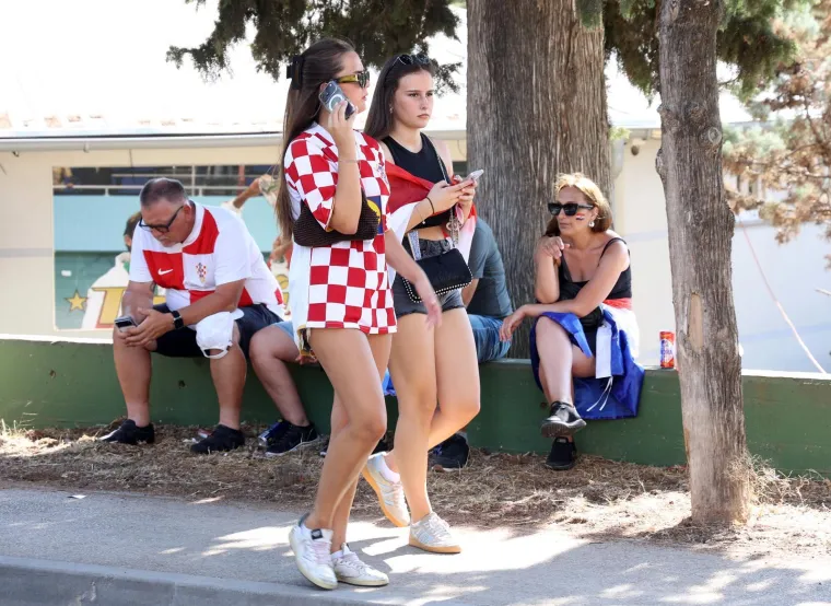 Pogledajte atmosferu u &Scaron;ibeniku uoči Thompsonova koncerta: Stvaraju se gužve