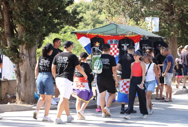 Pogledajte atmosferu u &Scaron;ibeniku uoči Thompsonova koncerta: Stvaraju se gužve