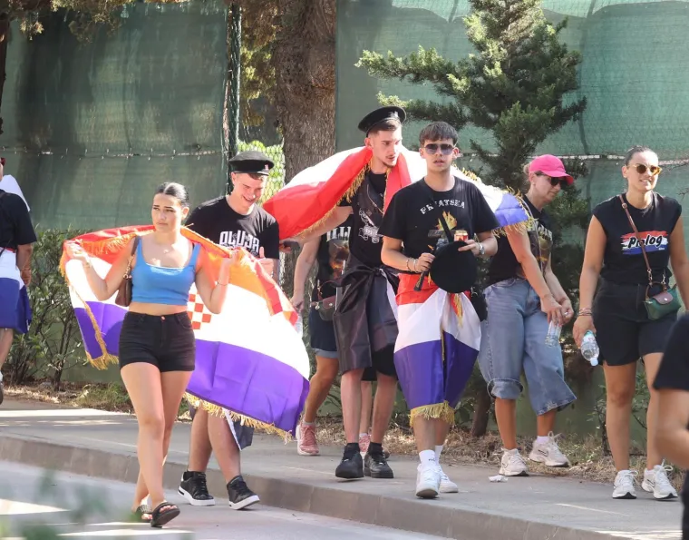 Pogledajte atmosferu u &Scaron;ibeniku uoči Thompsonova koncerta: Stvaraju se gužve
