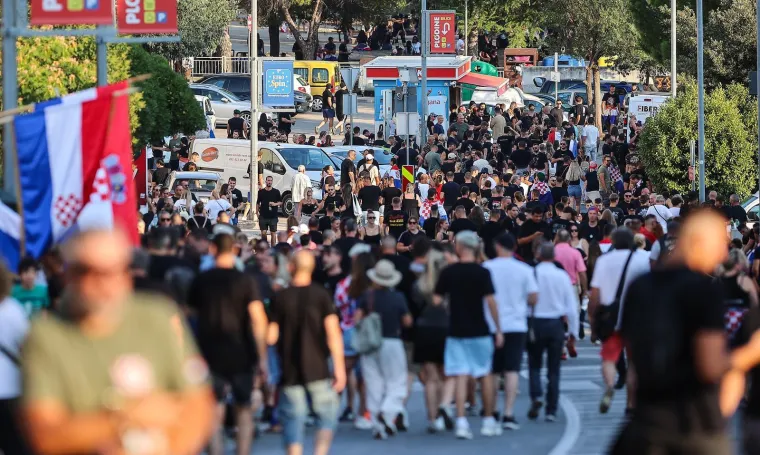 Pogledajte atmosferu u &Scaron;ibeniku uoči Thompsonova koncerta: Stvaraju se gužve