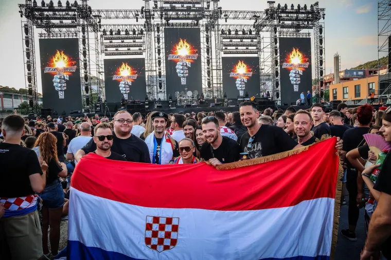 Krcat &Scaron;ubićevac, baklje, vatromet i gromoglasno pjevanje: Ovako je bilo na koncertu Thompsona