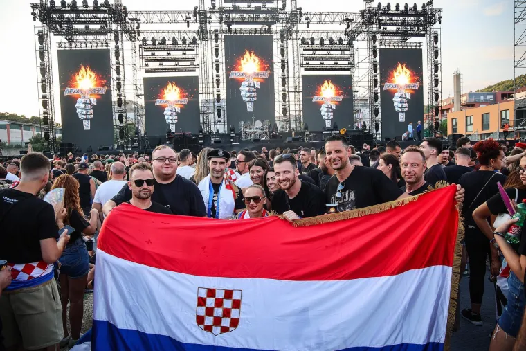 Krcat &Scaron;ubićevac, baklje, vatromet i gromoglasno pjevanje: Ovako je bilo na koncertu Thompsona