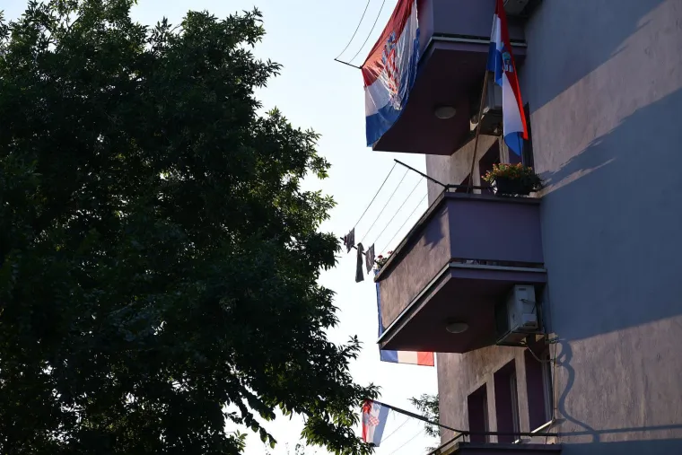Ovako izgleda Knin danas: Grad ispunile zastave, branitelji i tisuće posjetitelja