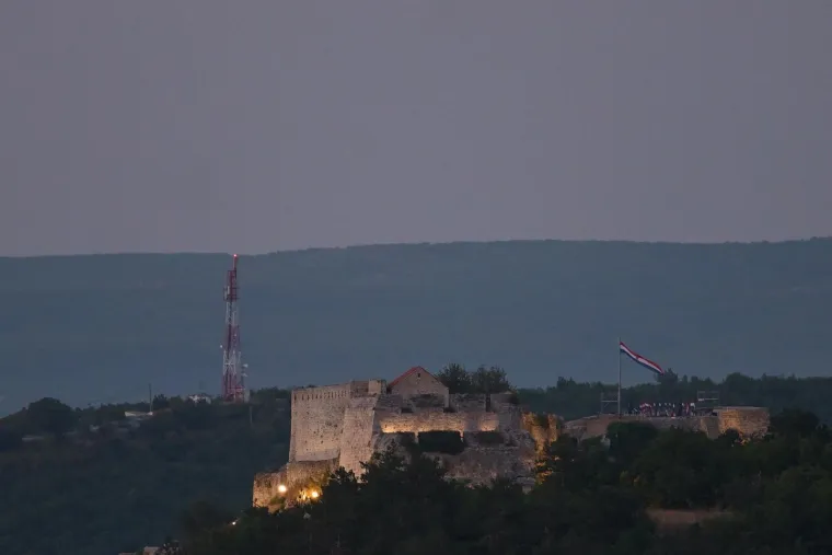 Ovako izgleda Knin danas: Grad ispunile zastave, branitelji i tisuće posjetitelja