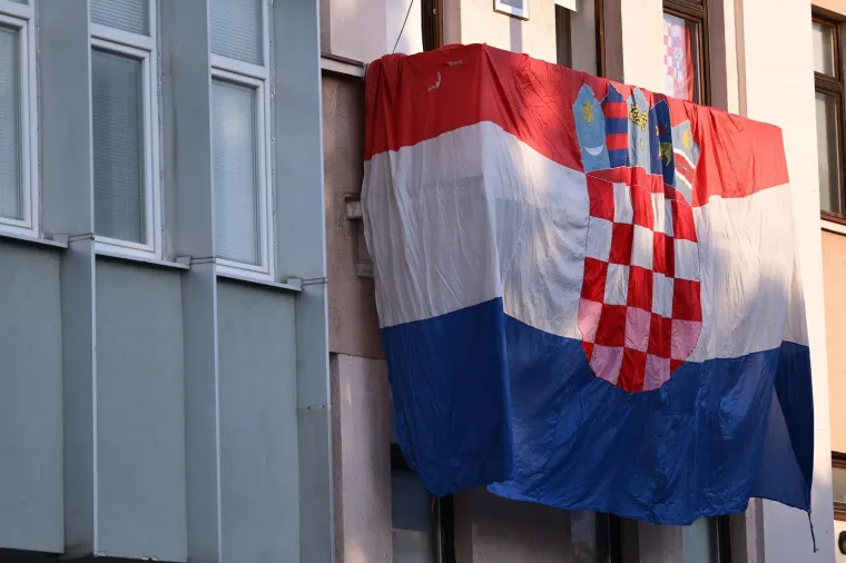 Ovako izgleda Knin danas: Grad ispunile zastave, branitelji i tisuće posjetitelja