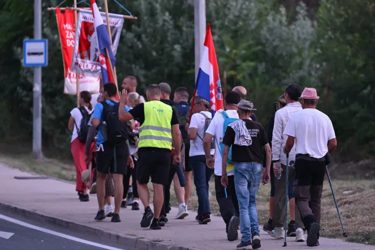 Ovako izgleda Knin danas: Grad ispunile zastave, branitelji i tisuće posjetitelja