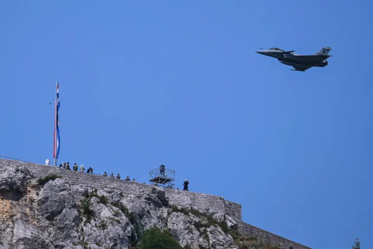 Spektakularni prizori na nebu iznad Knina: Vojska i policija demonstrirali svoju moć