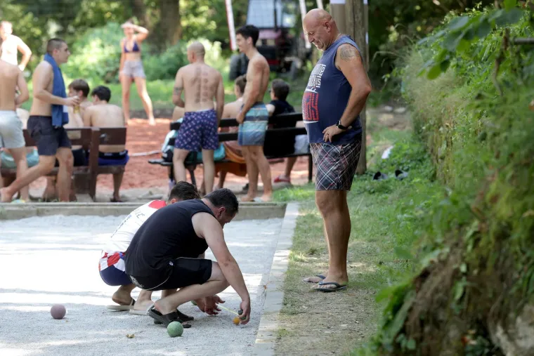 Zgodne djevojke potražile osvježenje u rijeci Kupi i podigle temperaturu