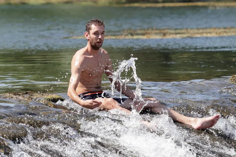 Zgodne djevojke potražile osvježenje u rijeci Kupi i podigle temperaturu