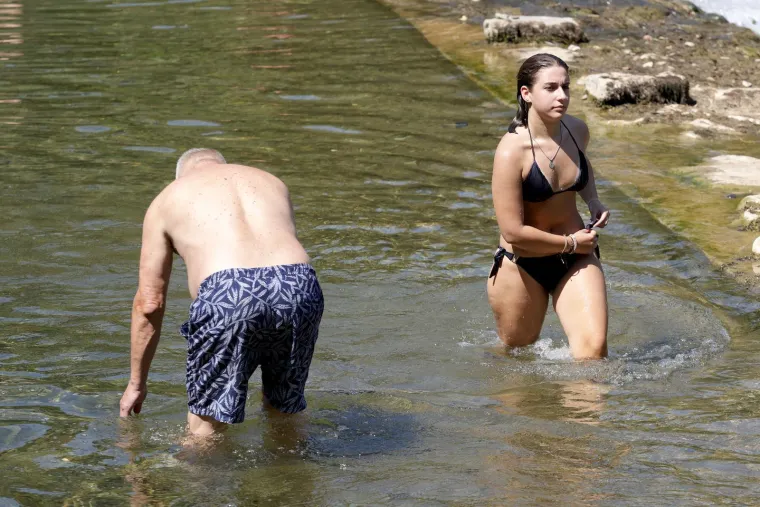 Zgodne djevojke potražile osvježenje u rijeci Kupi i podigle temperaturu