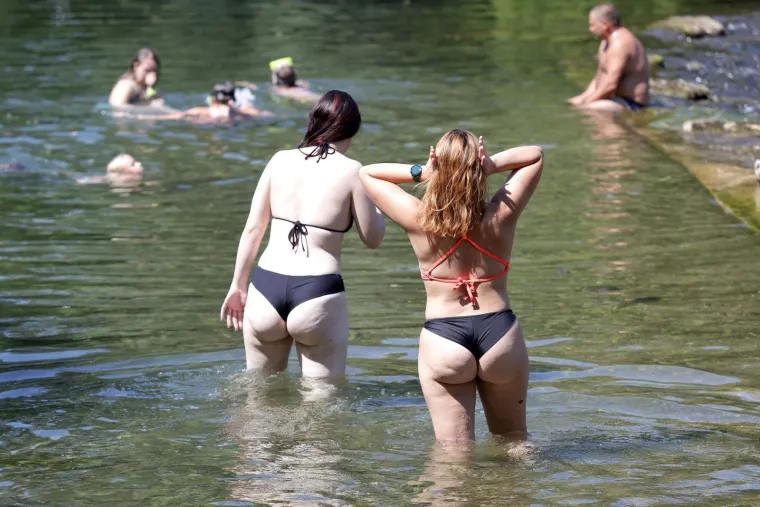 Zgodne djevojke potražile osvježenje u rijeci Kupi i podigle temperaturu
