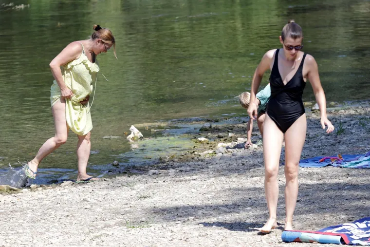 Zgodne djevojke potražile osvježenje u rijeci Kupi i podigle temperaturu