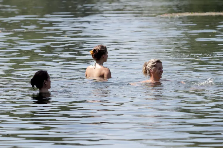 Zgodne djevojke potražile osvježenje u rijeci Kupi i podigle temperaturu