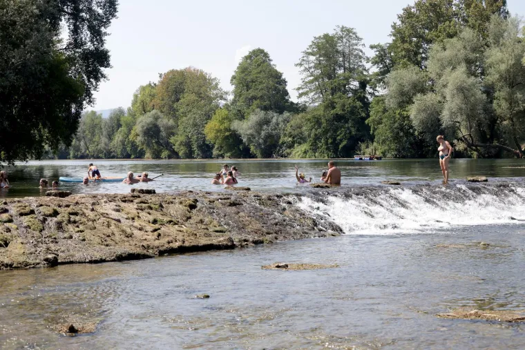 Zgodne djevojke potražile osvježenje u rijeci Kupi i podigle temperaturu