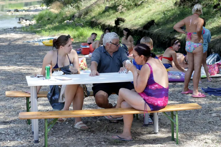 Zgodne djevojke potražile osvježenje u rijeci Kupi i podigle temperaturu
