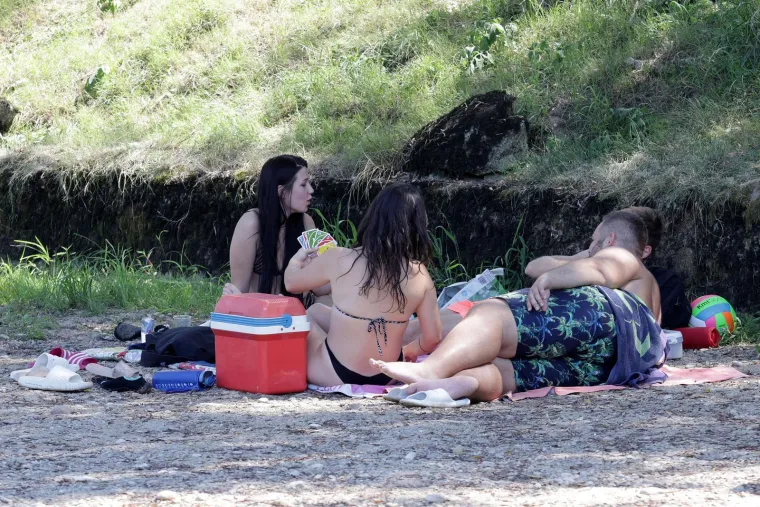 Zgodne djevojke potražile osvježenje u rijeci Kupi i podigle temperaturu