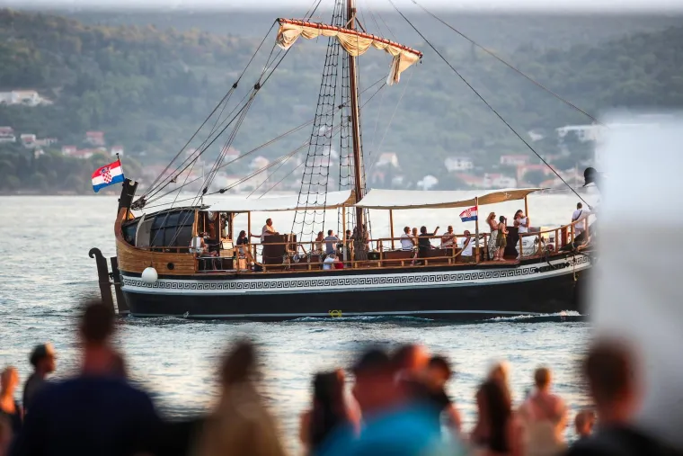 Misteriozna crnka osvojila Zadar: Pogledajte prizore u samom srcu sezone