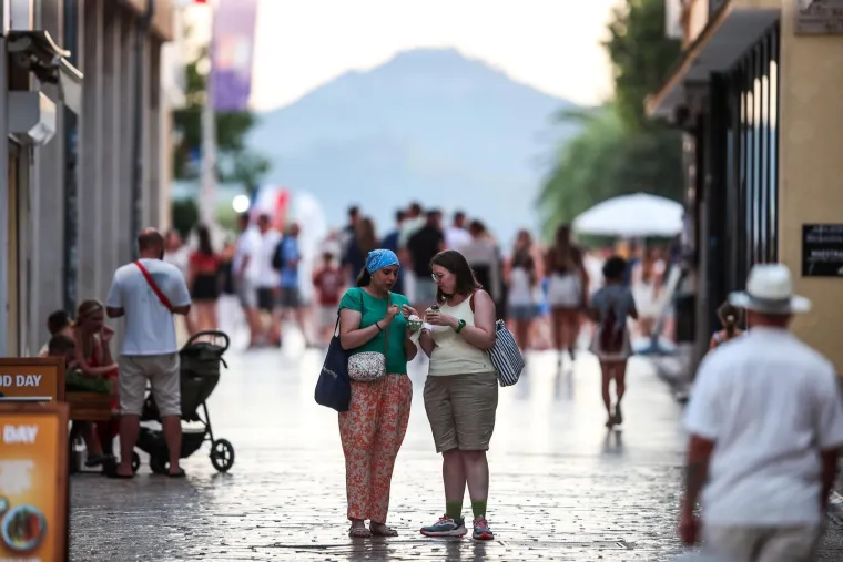 Misteriozna crnka osvojila Zadar: Pogledajte prizore u samom srcu sezone