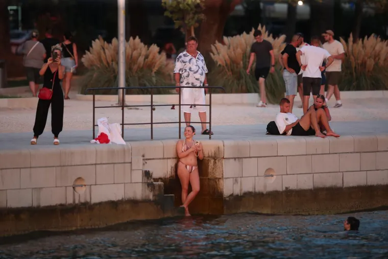 Misteriozna crnka osvojila Zadar: Pogledajte prizore u samom srcu sezone